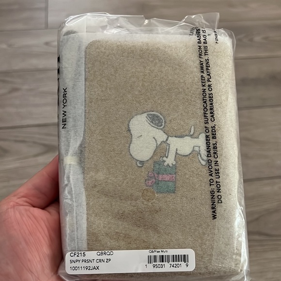 Coach X Peanuts Corner Zip Wristlet With Snoopy Present Motif - Picture 6 of 7
